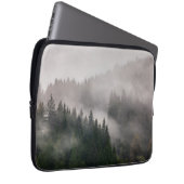 Misty Forest in de bergen Laptop Sleeve (Voorkant Rechts)