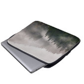 Misty Forest in de bergen Laptop Sleeve (Voorkant onderkant)