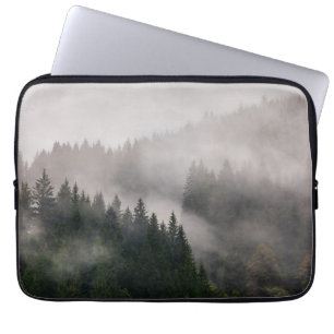 Misty Forest in de bergen Laptop Sleeve