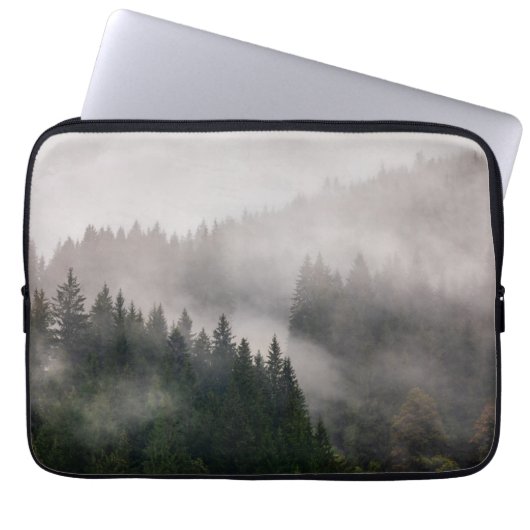 Misty Forest in de bergen Laptop Sleeve (Voorkant)