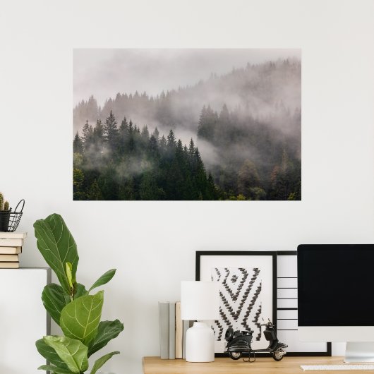 Misty Forest in de bergen Poster (Thuiskantoor)