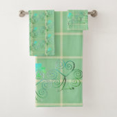 Misty Green Shamrocks Bad Handdoek (Insitu)