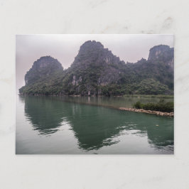 Misty Halong Bay Rock Forest Islands, Vietnam Briefkaart