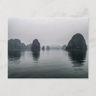 Misty Halong Bay Rock Islands, Vietnam Briefkaart