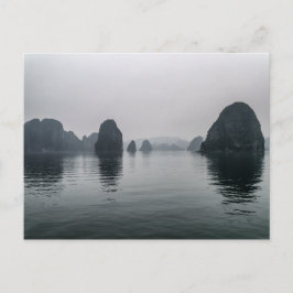 Misty Halong Bay Rock Islands, Vietnam Briefkaart