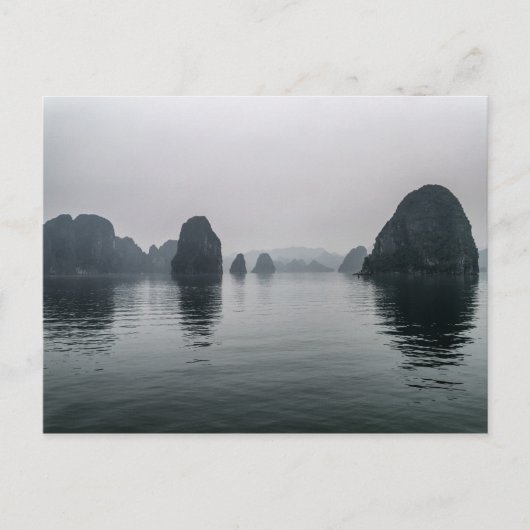 Misty Halong Bay Rock Islands, Vietnam Briefkaart (Voorkant)