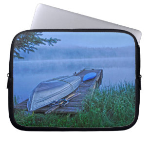 Misty Lake, Dock, Boat & Kayak Natuur Scene Laptop Sleeve