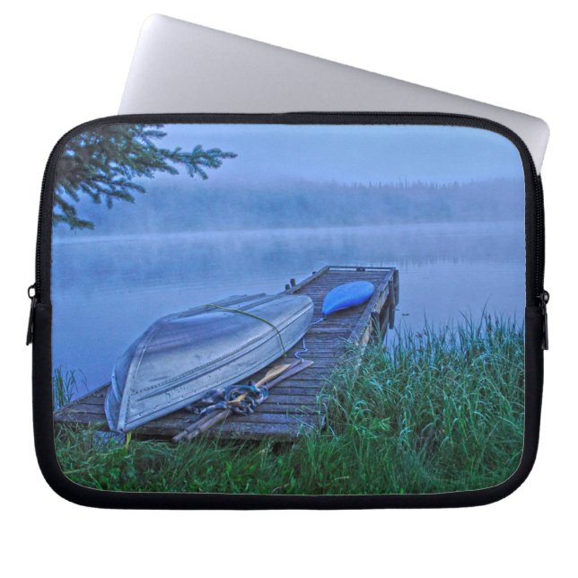 Misty Lake, Dock, Boat & Kayak Natuur Scene Laptop Sleeve (Voorkant)