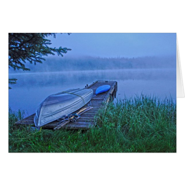 Misty Lake, Dock, Row Boat & Kayak Natuur Scene (Voorkant Horizontaal)