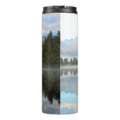 Misty Lake Trees Reflection Tranquil Natuur Foto Thermosbeker (Achterkant)