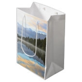Misty Lake Trees Reflection Tranquil Natuur Medium Cadeauzakje (Voorkant Gekanteld)