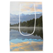 Misty Lake Trees Reflection Tranquil Natuur Medium Cadeauzakje (Achterkant)