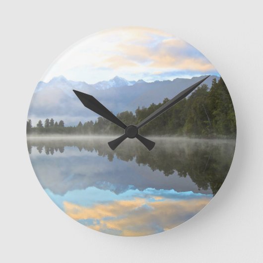 Misty Lake Trees Reflection Tranquil Natuur Ronde Klok (Voorkant)