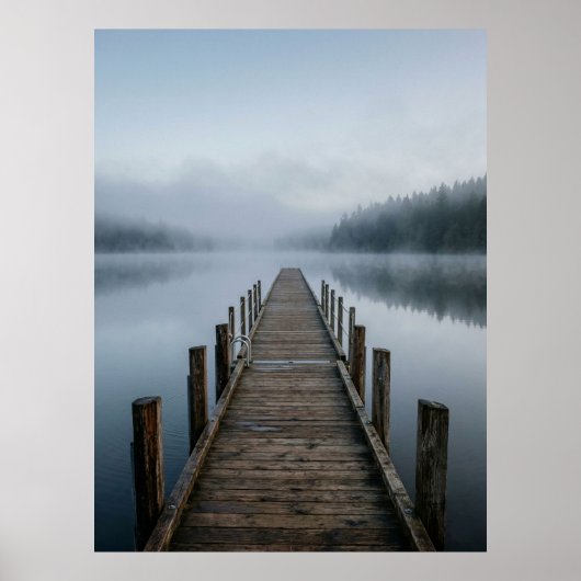 Misty Lake Wooden Pier Calm View Poster (Voorkant)