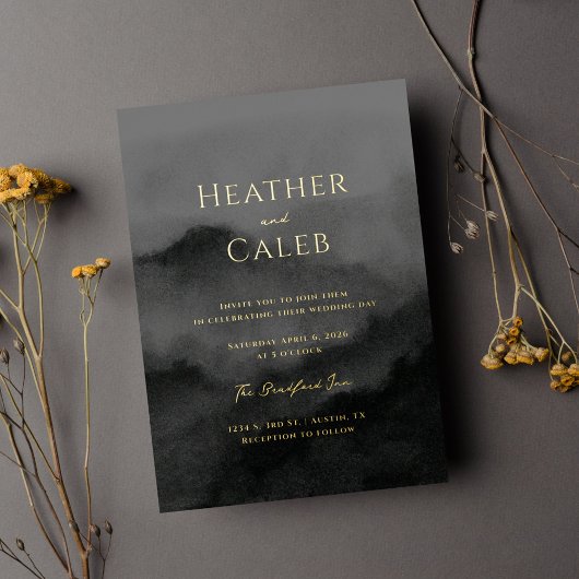 Misty Mountain Black Waterverf en bruiloft goud Folie Uitnodiging