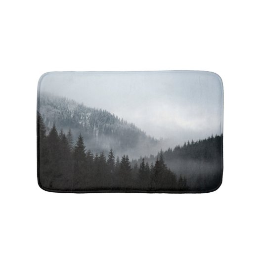 Misty Mountain Forest: Schilderachtig landschap Ui Badmat (Voorkant)