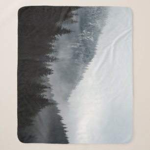 Misty Mountain Forest: Schilderachtig landschap Ui Sherpa Deken