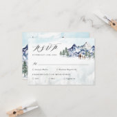 Misty Mountain Winter Forest Wedding RSVP Kaart (Voorkant / Achterkant in situ)