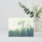 Misty Mountains groen dennenbos bruiloft RSVP Briefkaart (Staand voorkant)