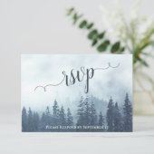 Misty Pines Rustic Blue Forest Outdoor Wedding RSVP Kaartje (Staand voorkant)