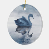 Misty Reflections | Dusty Blue Swan op Lake Name Keramisch Ornament (Links)