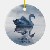 Misty Reflections | Dusty Blue Swan op Lake Name Keramisch Ornament (Achterkant)