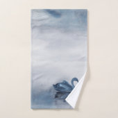 Misty Reflections | Moody Dusty Blue Swan op Lake Bad Handdoek (Handdoek)