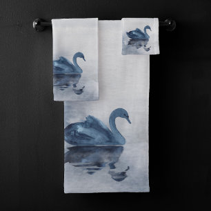 Misty Reflections Moody Dusty Blue Swan op Lake Bad Handdoek