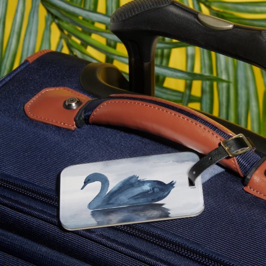 Misty Reflections | Moody Dusty Blue Swan op Lake Bagagelabel (Voorkant Insitu 3)