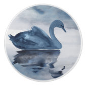 Misty Reflections | Moody Dusty Blue Swan op Lake Keramische Knop (Voorkant)