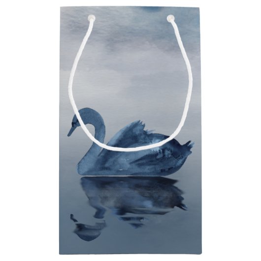 Misty Reflections | Moody Dusty Blue Swan op Lake Klein Cadeauzakje (Achterkant)