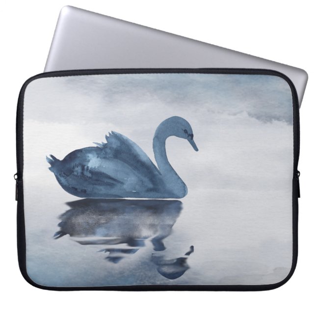 Misty Reflections | Moody Dusty Blue Swan op Lake Laptop Sleeve (Voorkant)
