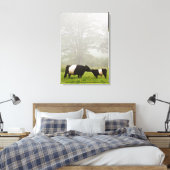 Misty scène van de belted galloway koe die haar mo canvas afdruk (Insitu (Slaapkamer))