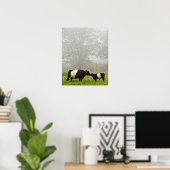 Misty scène van de belted galloway koe die haar mo poster (Thuiskantoor)