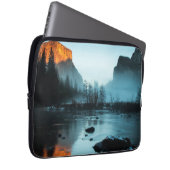 Misty Sunset in Yosemite Laptop Sleeve (Voorkant Rechts)
