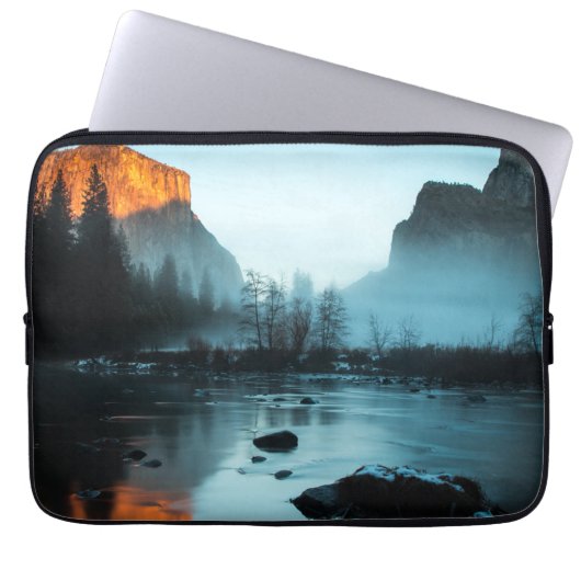 Misty Sunset in Yosemite Laptop Sleeve (Voorkant)