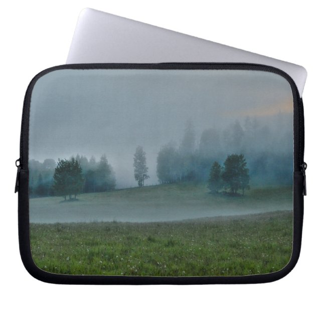 Misty Trees en Meadows 2 Natuur Fotografie Laptop Sleeve (Voorkant)