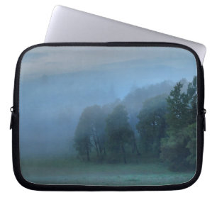 Misty Trees en Meadows Natuur Fotografie Laptop Sleeve