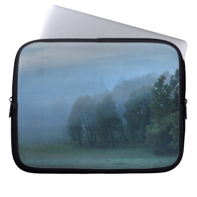 Misty Trees en Meadows Natuur Fotografie Laptop Sleeve (Voorkant)