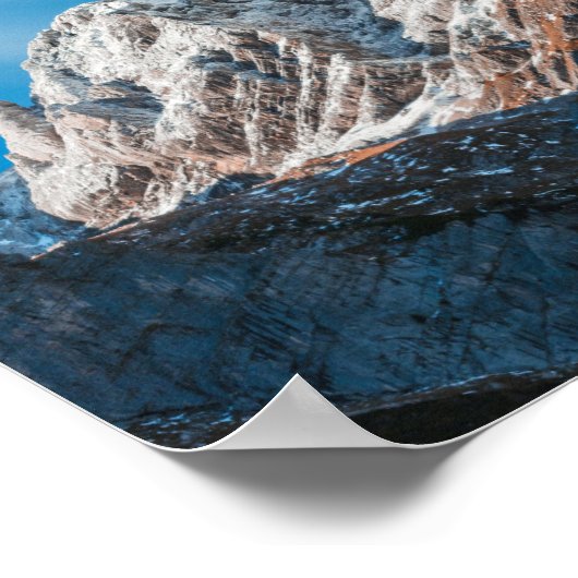 Misty wolken over de bergen poster (Hoek)