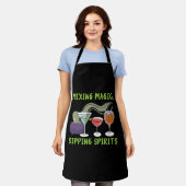 Mixing Magic Sipping Spirits Bartender Halloween Schort (Gedragen)
