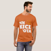MN Niceota A Funny Design for Minnesotans and the  T-shirt (Voorkant volledig)