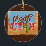 Moab Utah Cartoon Desert Vintage Travel Keramisch Ornament<br><div class="desc">Moab Utah neo vintage reisontwerp in een grappige cartoon retro-stijl met de woestijn,  een cactus en rotsen. Blauw,  bruin en rood met groene cactus.</div>