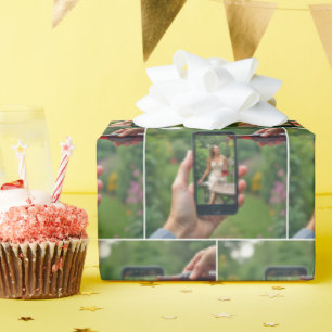 Mobiele vrouw met gegoten wijn cadeaupapier