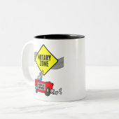 Mobiele zone Yellow Road Sign Red Sportauto Tweekleurige Koffiemok (Voorkant links)