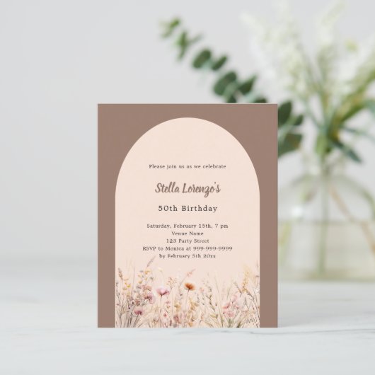 Mocha beige wilde bloemen verjaardag uitnodiging (Staand voorkant)