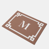 Mocha Brown en White Greek Key Border Monogram Deurmat (Schuin)
