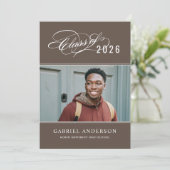 Mocha Brown Klasse 2026 Script Foto Grad Feest Kaart (Staand voorkant)