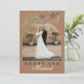 Mocha Brown Pine Merry & Married Photo Christmas Feestdagenkaart (Staand voorkant)