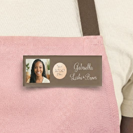 Mocha Brown Script Logo Foto Wimpers en Wenkbrauwe Naambadge